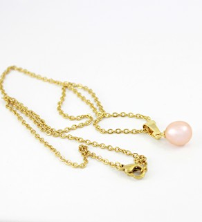 Pendant with natural Pearl and chain